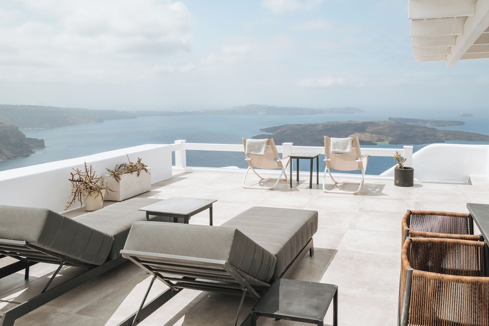 Aqua Luxury Suites — Hotel building in Imerovigli, South Aegean