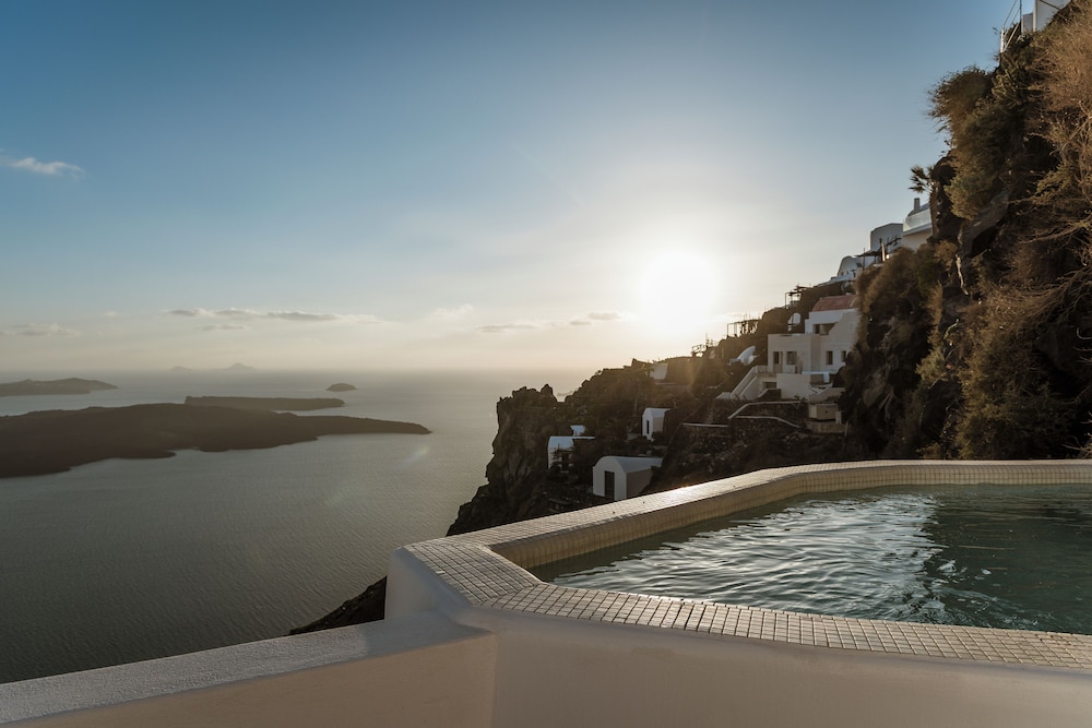 Aqua Luxury Suites — Swimming pool in Imerovigli, South Aegean