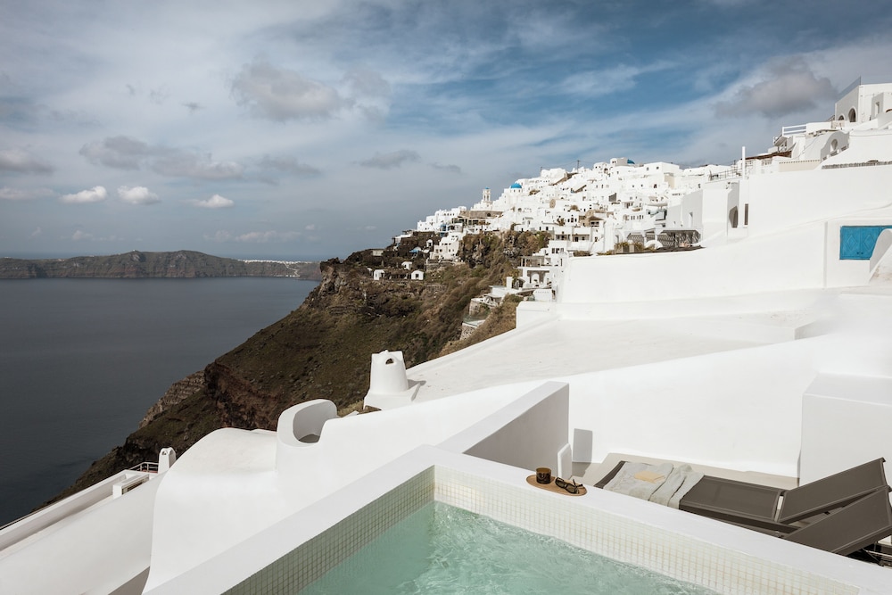 Aqua Luxury Suites — Swimming pool in Imerovigli, South Aegean
