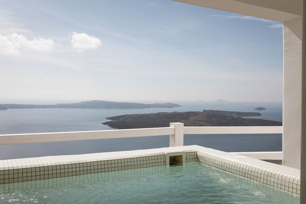 Aqua Luxury Suites — Swimming pool in Imerovigli, South Aegean