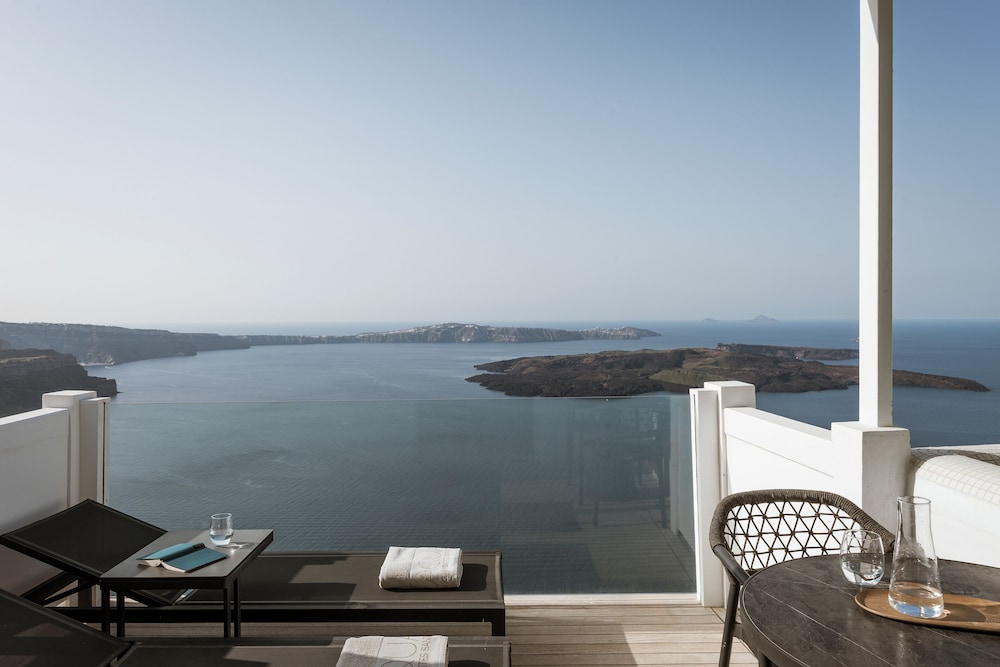 Aqua Luxury Suites — Hotel building in Imerovigli, South Aegean