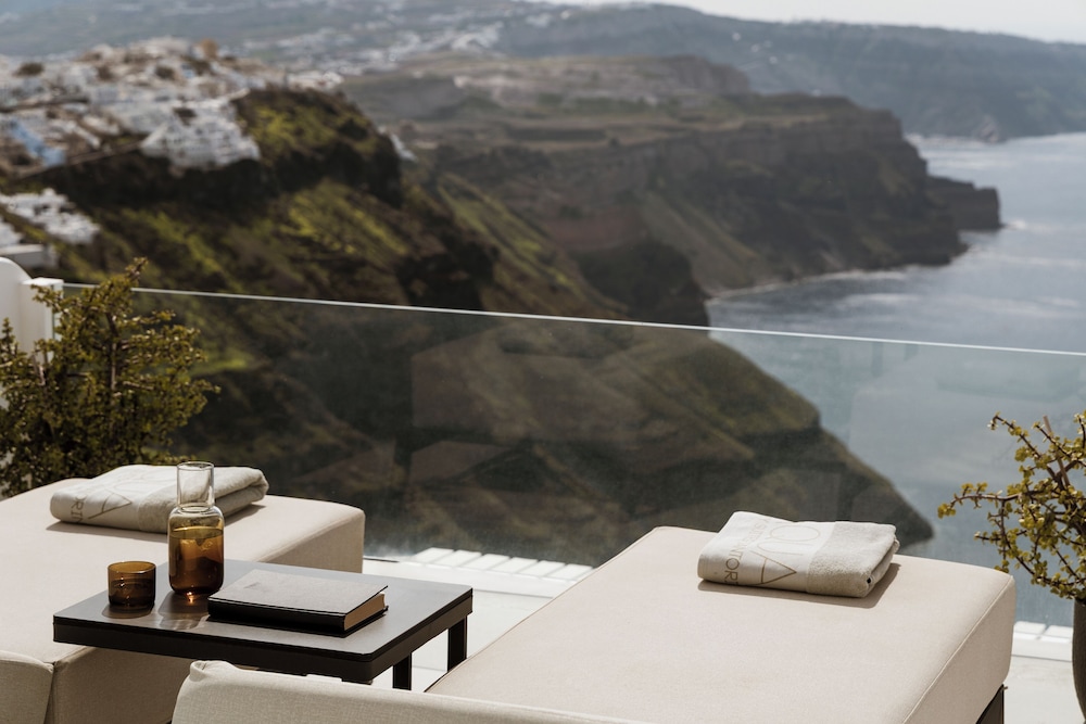 Aqua Luxury Suites — Hotel rooms in Imerovigli, South Aegean