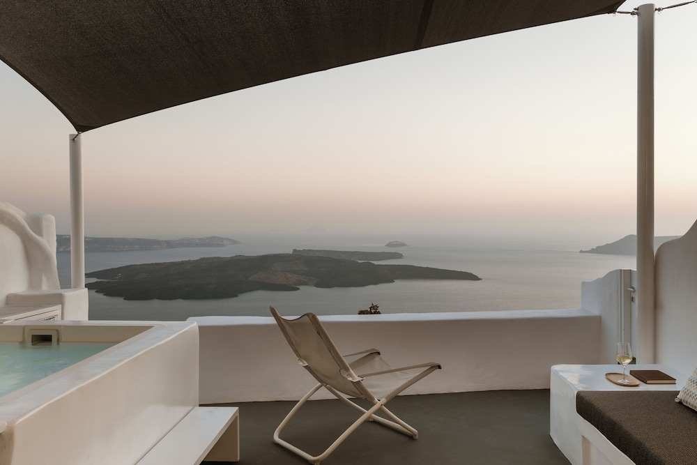 Aqua Luxury Suites — Hotel building in Imerovigli, South Aegean