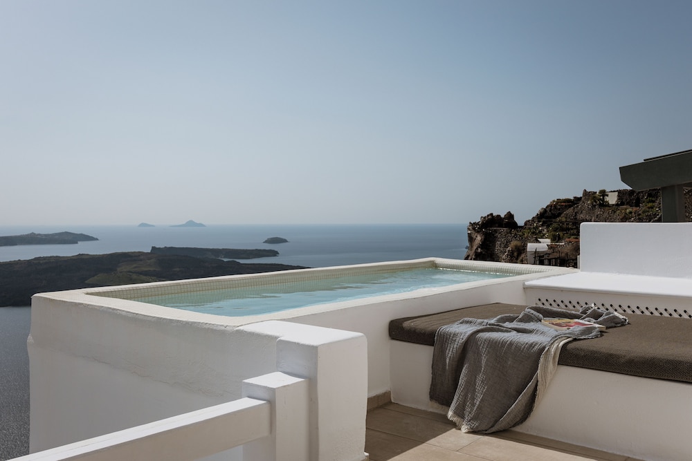 Aqua Luxury Suites — Swimming pool in Imerovigli, South Aegean