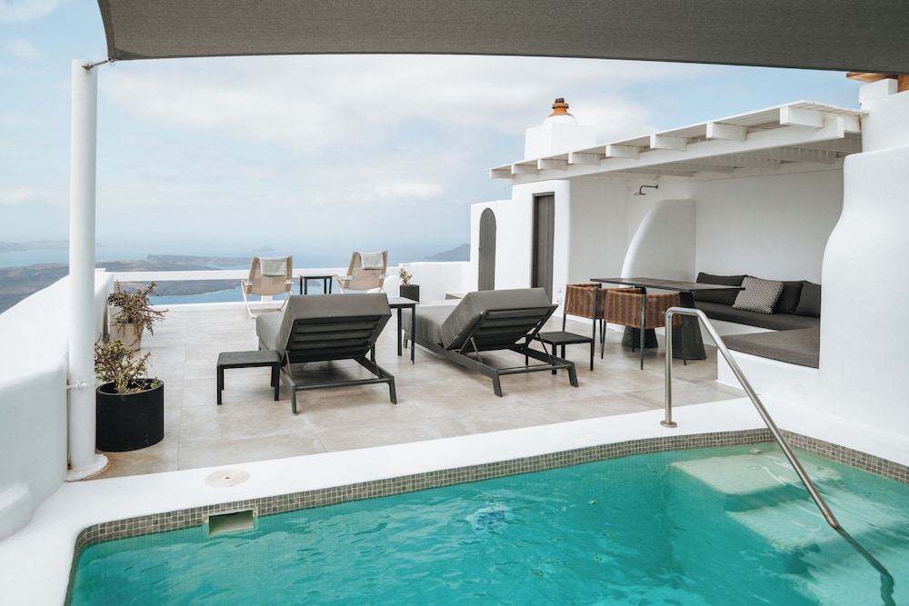 Aqua Luxury Suites — Swimming pool in Imerovigli, South Aegean