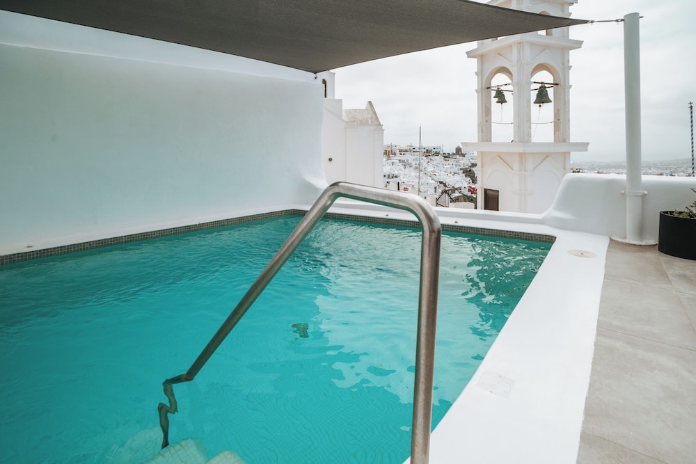 Aqua Luxury Suites — Swimming pool in Imerovigli, South Aegean