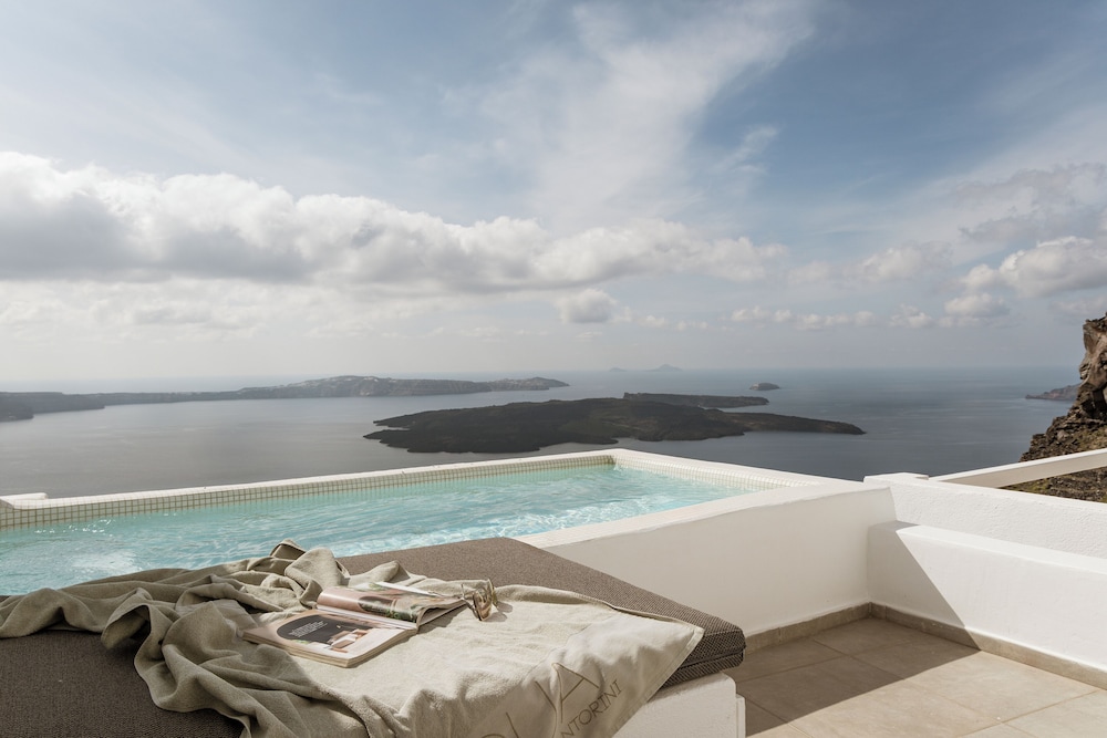 Aqua Luxury Suites — Swimming pool in Imerovigli, South Aegean