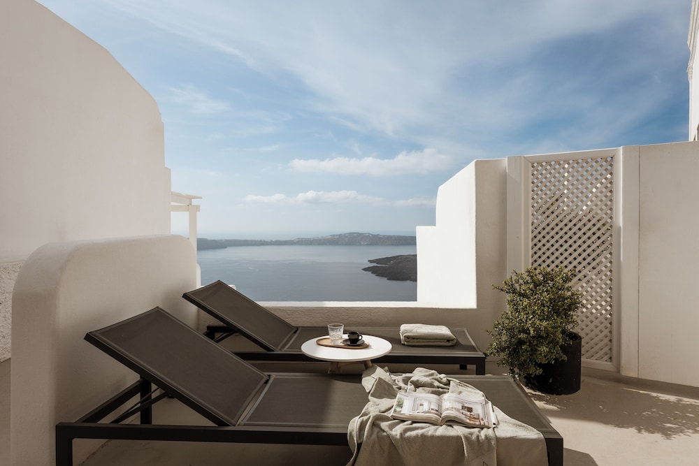 Aqua Luxury Suites — Hotel rooms in Imerovigli, South Aegean