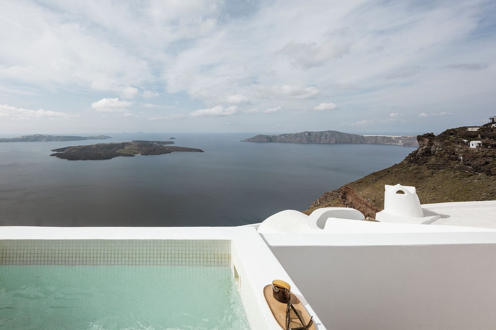 Aqua Luxury Suites — Swimming pool in Imerovigli, South Aegean