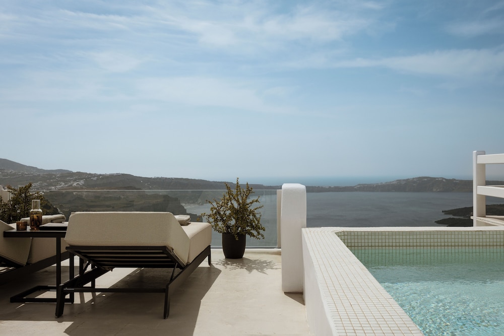 Aqua Luxury Suites — Swimming pool in Imerovigli, South Aegean