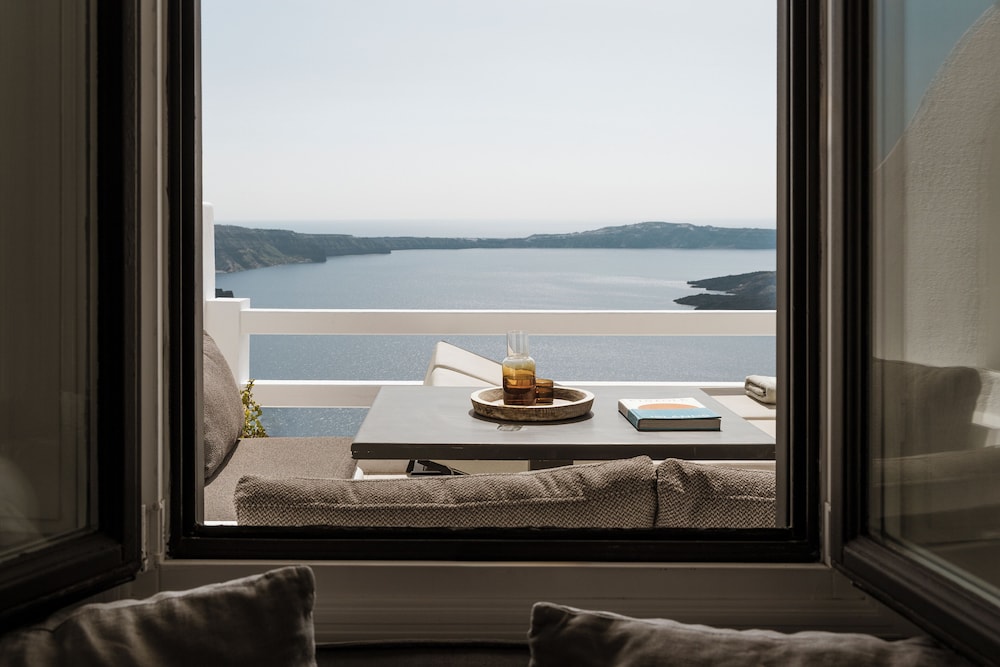 Aqua Luxury Suites — Hotel rooms in Imerovigli, South Aegean