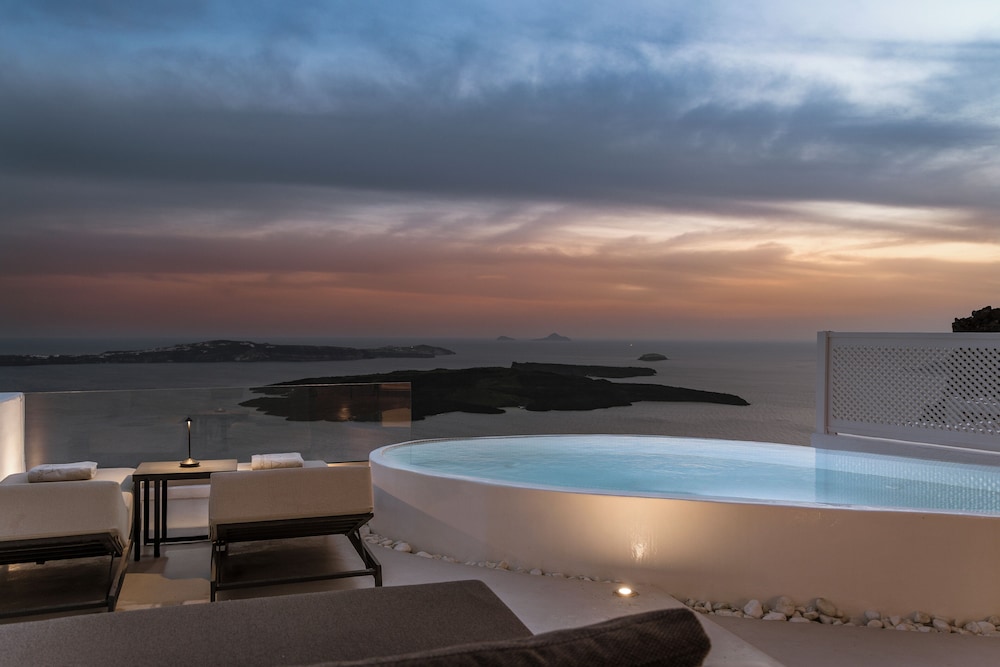 Aqua Luxury Suites — Swimming pool in Imerovigli, South Aegean