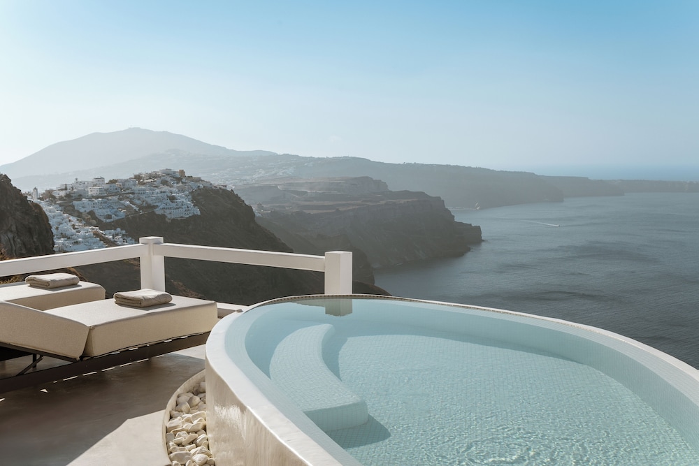 Aqua Luxury Suites — Swimming pool in Imerovigli, South Aegean