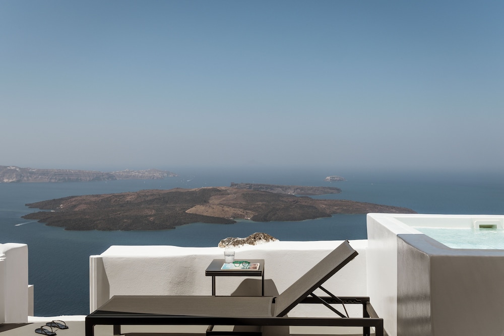 Aqua Luxury Suites — Hotel rooms in Imerovigli, South Aegean