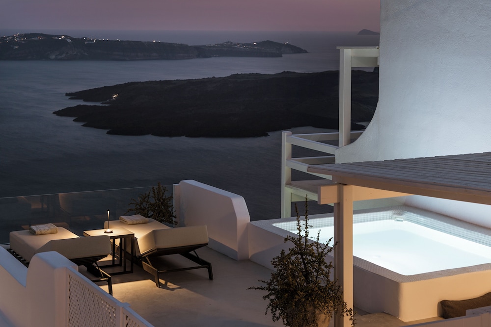 Aqua Luxury Suites — Hotel building in Imerovigli, South Aegean