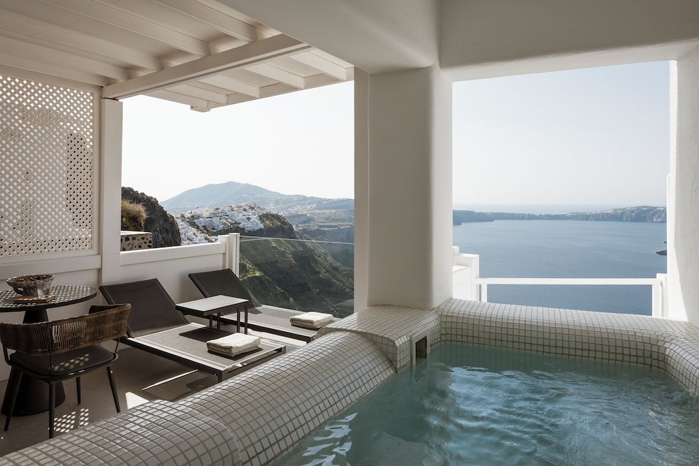 Aqua Luxury Suites — Swimming pool in Imerovigli, South Aegean