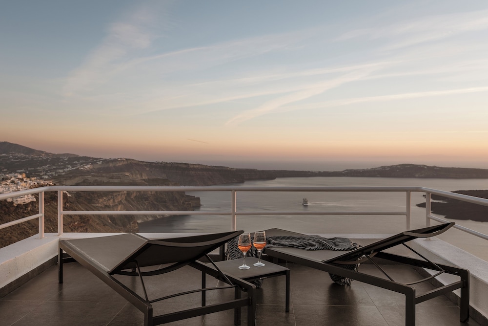 Aqua Luxury Suites — Hotel rooms in Imerovigli, South Aegean