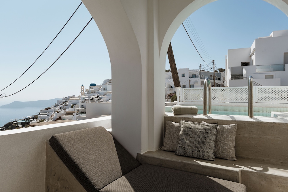 Aqua Luxury Suites — Swimming pool in Imerovigli, South Aegean