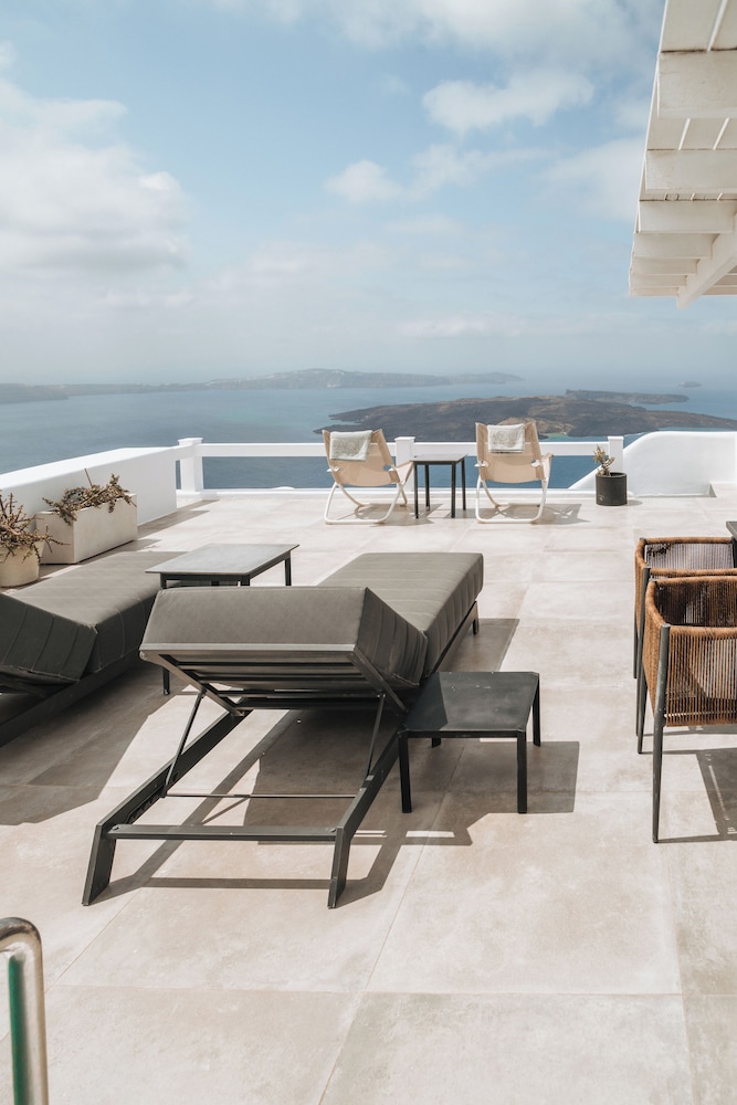 Aqua Luxury Suites — Hotel building in Imerovigli, South Aegean
