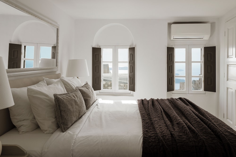 Aqua Luxury Suites — Hotel rooms in Imerovigli, South Aegean