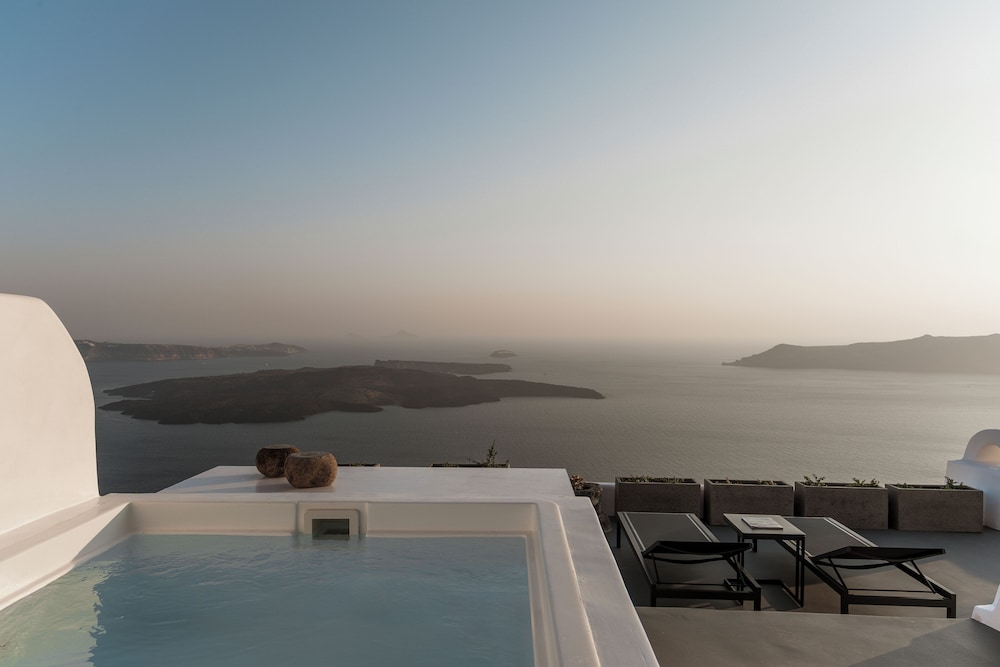 Aqua Luxury Suites — Swimming pool in Imerovigli, South Aegean