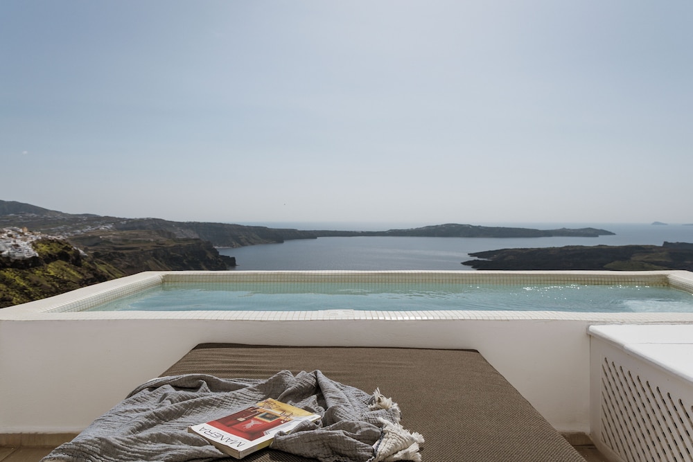 Aqua Luxury Suites — Swimming pool in Imerovigli, South Aegean