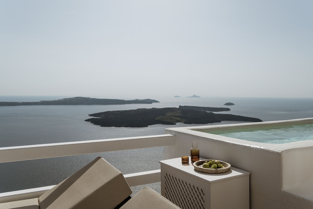 Aqua Luxury Suites — Hotel rooms in Imerovigli, South Aegean