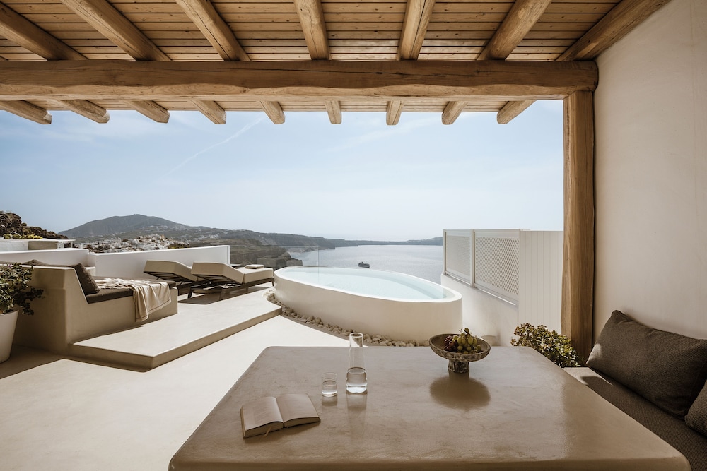 Aqua Luxury Suites — Hotel rooms in Imerovigli, South Aegean