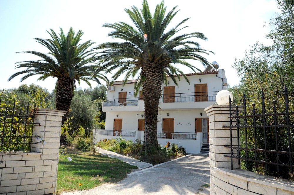 Captain's Studios & Apartments — Hotel building in Lefkimmi (Corfu), Ionian Islands