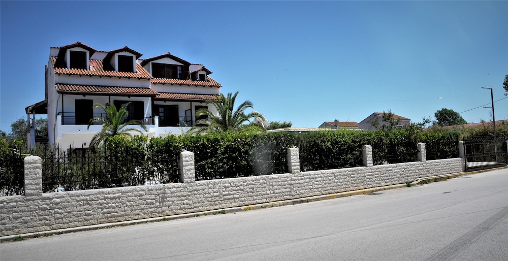 Captain's Studios & Apartments — Hotel building in Lefkimmi (Corfu), Ionian Islands