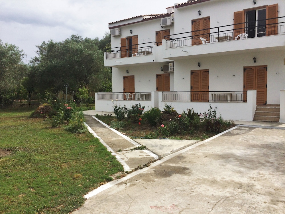 Captain's Studios & Apartments — Hotel building in Lefkimmi (Corfu), Ionian Islands