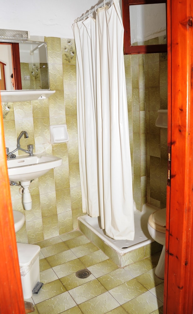 Captain's Studios & Apartments — Hotel rooms in Lefkimmi (Corfu), Ionian Islands