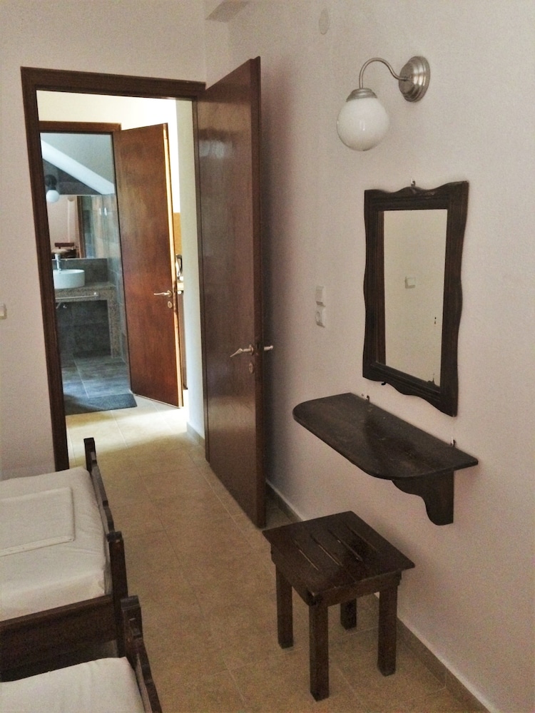 Captain's Studios & Apartments — Hotel rooms in Lefkimmi (Corfu), Ionian Islands