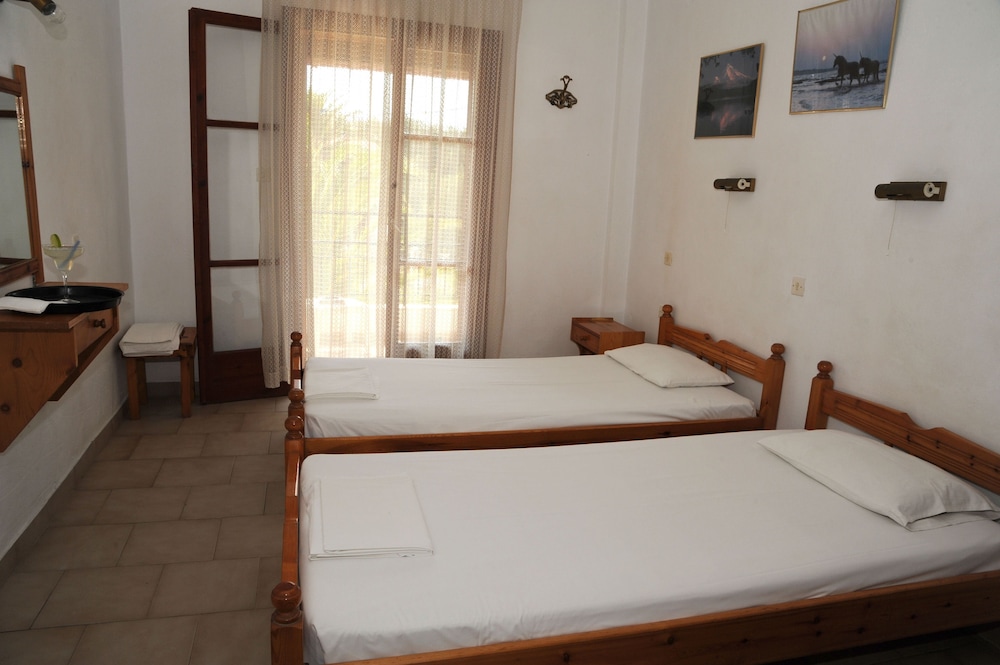 Captain's Studios & Apartments — Hotel rooms in Lefkimmi (Corfu), Ionian Islands