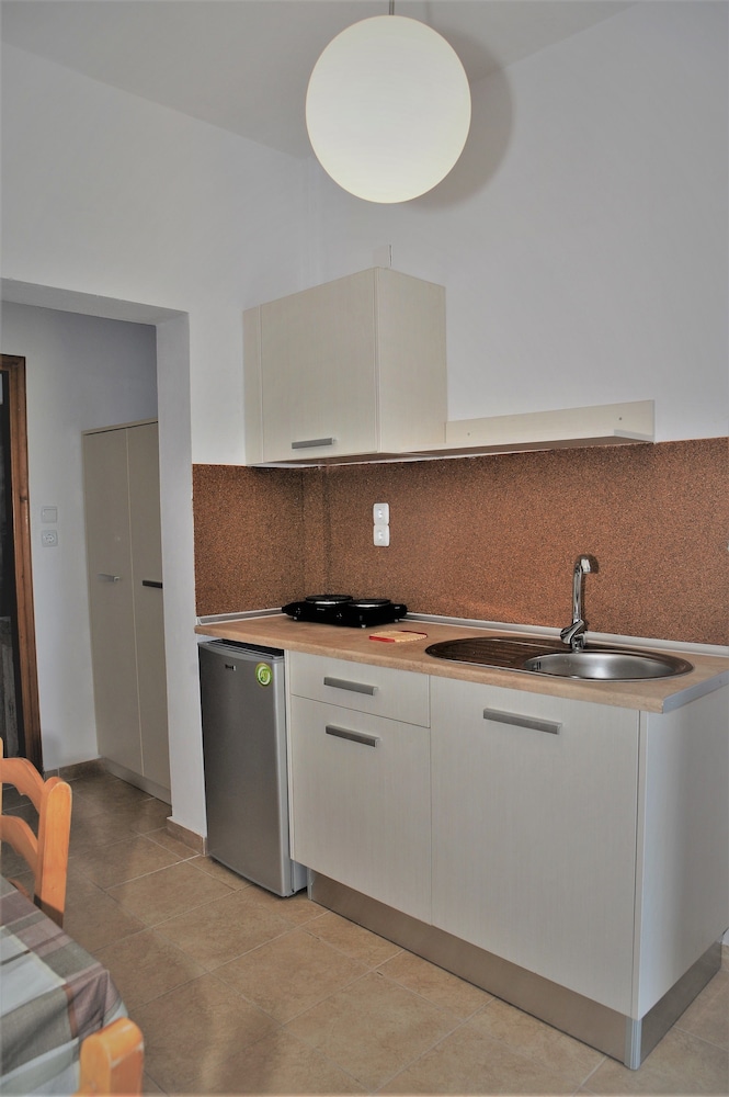 Captain's Studios & Apartments — Hotel rooms in Lefkimmi (Corfu), Ionian Islands
