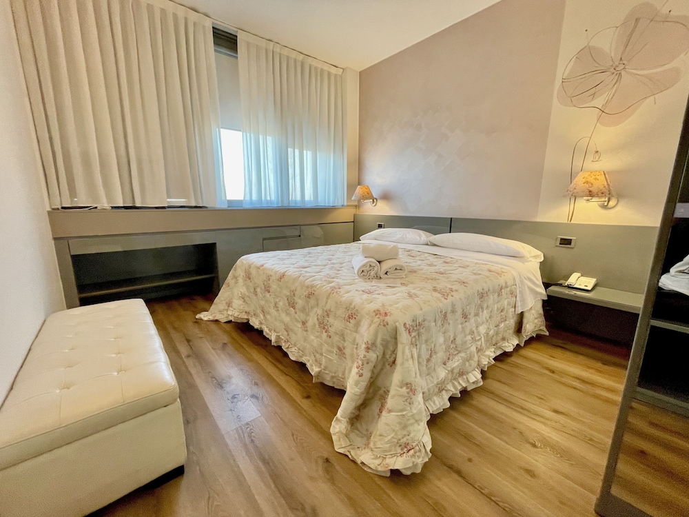 Hotel Alfieri — Hotel rooms in Sirmione, Lombardy