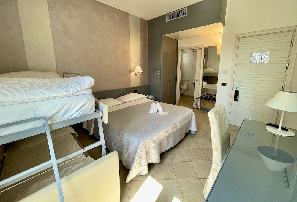 Hotel Alfieri — Hotel rooms in Sirmione, Lombardy