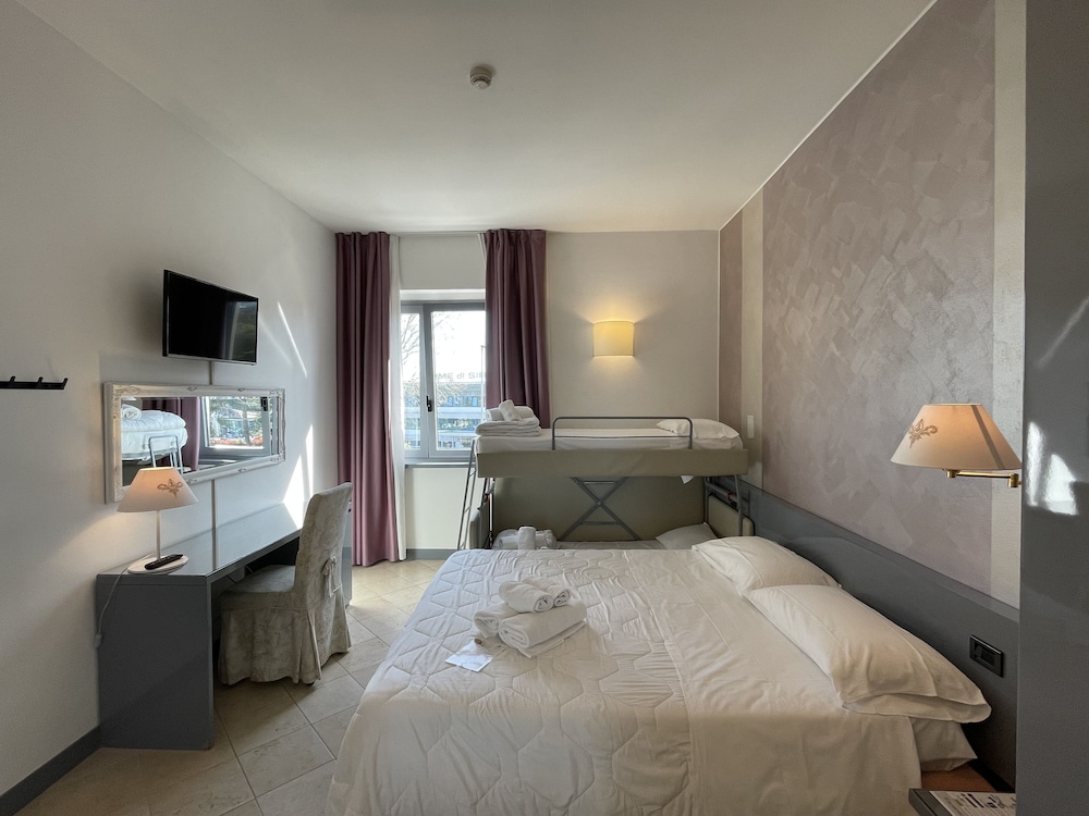 Hotel Alfieri — Hotel rooms in Sirmione, Lombardy