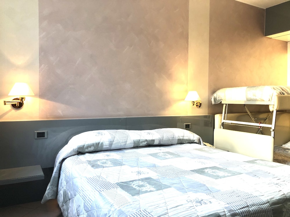 Hotel Alfieri — Hotel rooms in Sirmione, Lombardy