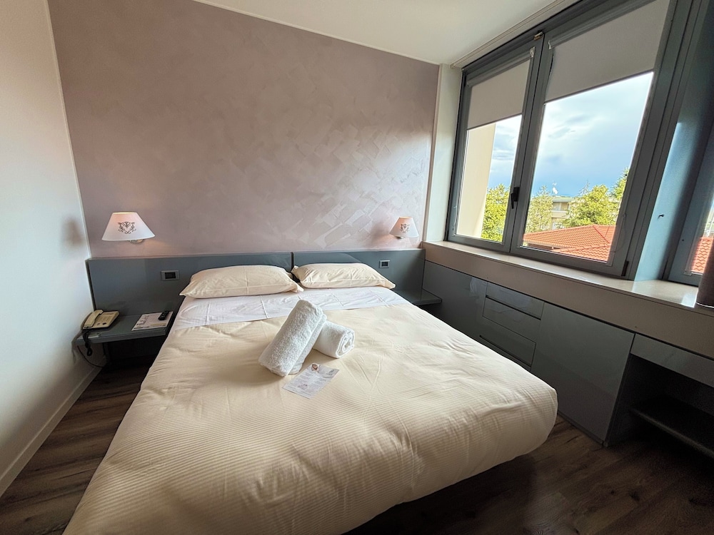 Hotel Alfieri — Hotel rooms in Sirmione, Lombardy