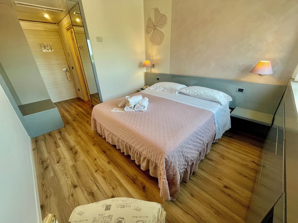 Hotel Alfieri — Hotel rooms in Sirmione, Lombardy