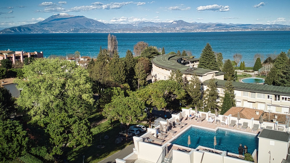 Hotel Alfieri — Swimming pool in Sirmione, Lombardy