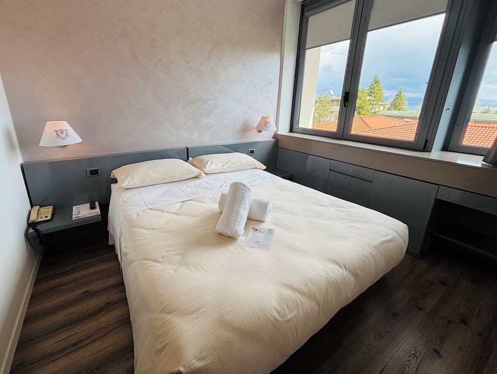 Hotel Alfieri — Hotel rooms in Sirmione, Lombardy