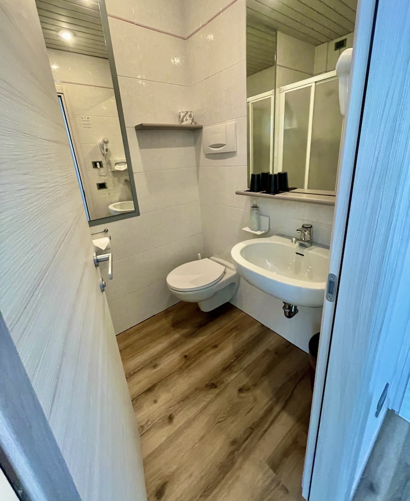 Hotel Alfieri — Hotel rooms in Sirmione, Lombardy