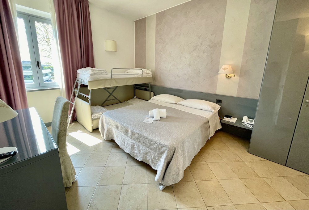 Hotel Alfieri — Hotel rooms in Sirmione, Lombardy
