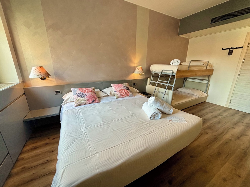 Hotel Alfieri — Hotel rooms in Sirmione, Lombardy