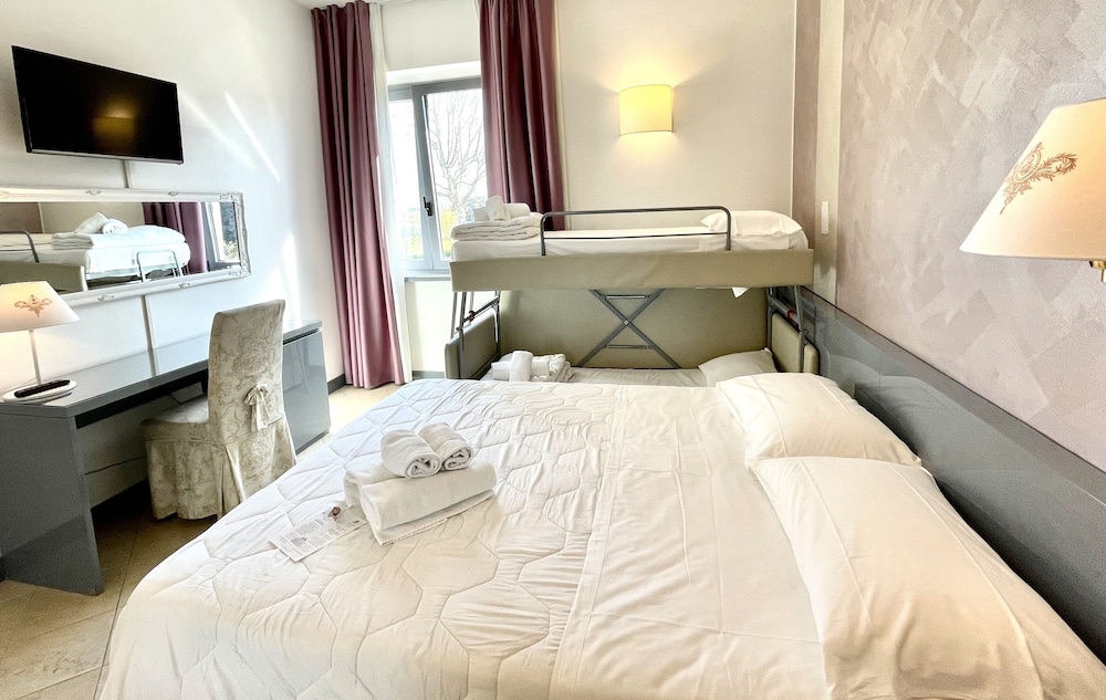 Hotel Alfieri — Hotel rooms in Sirmione, Lombardy