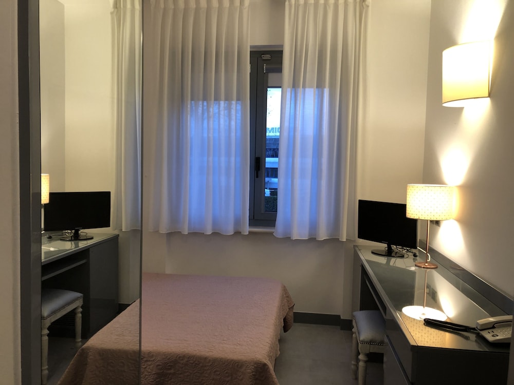 Hotel Alfieri — Hotel rooms in Sirmione, Lombardy