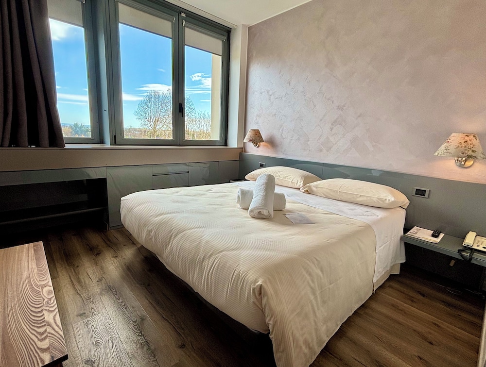 Hotel Alfieri — Hotel rooms in Sirmione, Lombardy