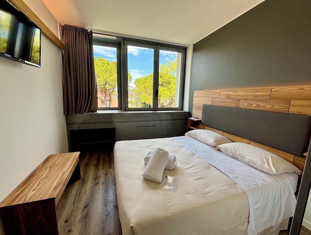Hotel Alfieri — Hotel rooms in Sirmione, Lombardy
